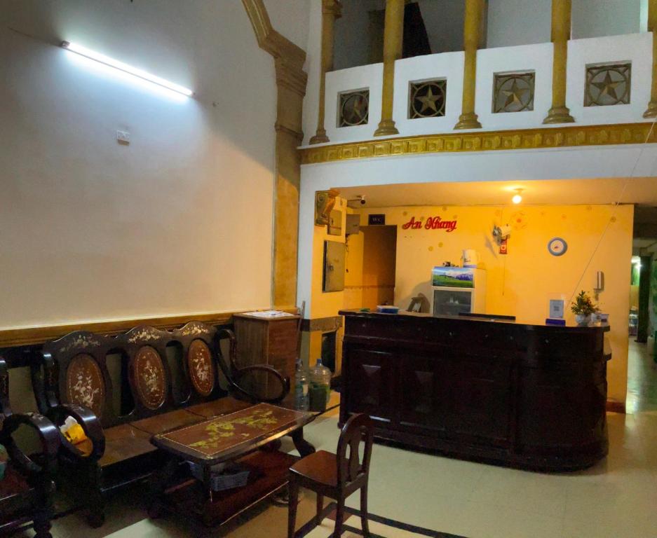 sala de estar con sofá y mesa en Phúc Lộc Thọ Hotel, en Ho Chi Minh
