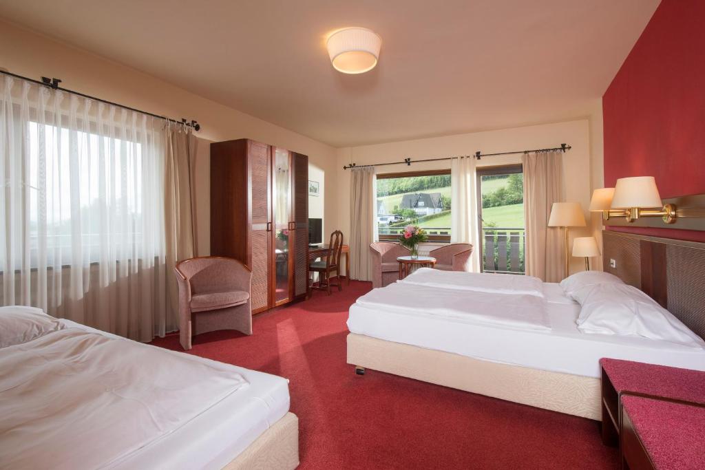 Postel nebo postele na pokoji v ubytování Sauerland Alpin Hotel