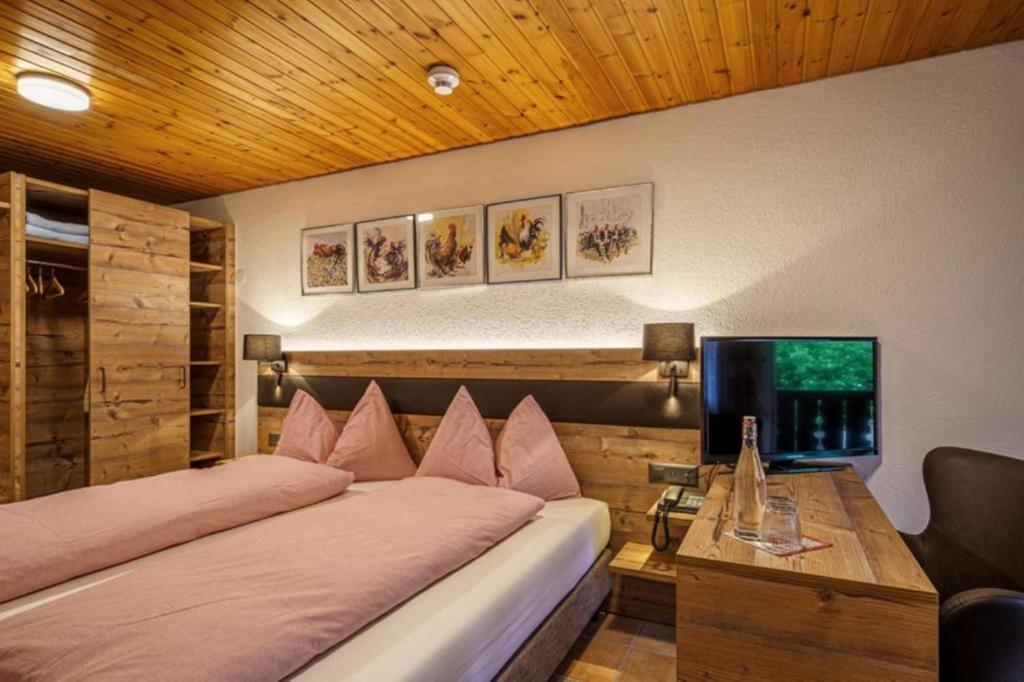 Una cama o camas en una habitación de Alpenblick Hotel & Restaurant Wilderswil by Interlaken