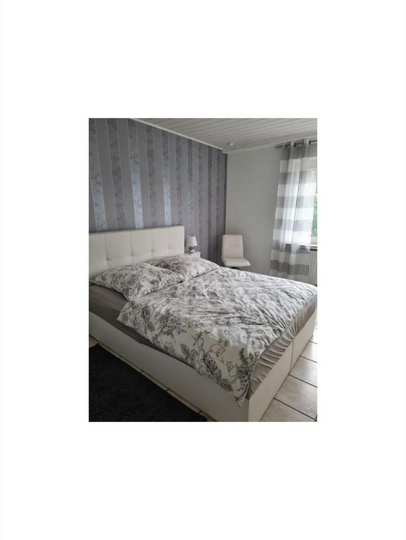 1 dormitorio con 1 cama con edredón en Ferienwohnung Frank 80qm, en Bad Emstal