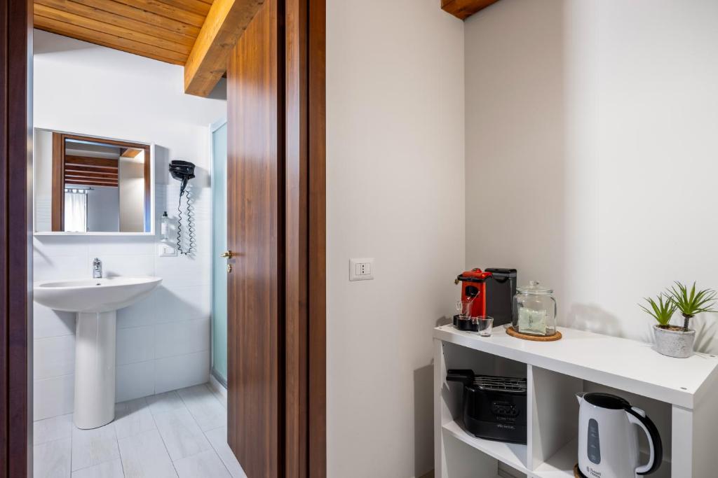 W łazience znajduje się umywalka oraz biały blat z umywalką. w obiekcie Open Sicily Homes - Near the Central Train Station w mieście Palermo