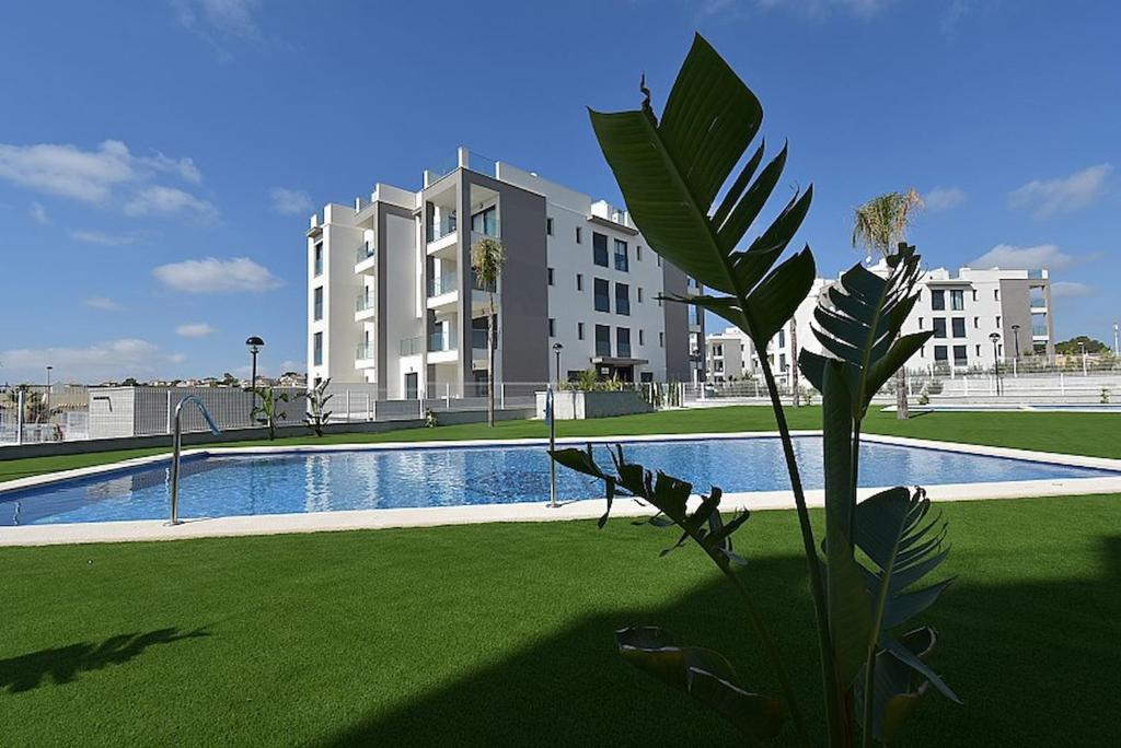 The swimming pool at or close to Valentino Golf II Villamartin