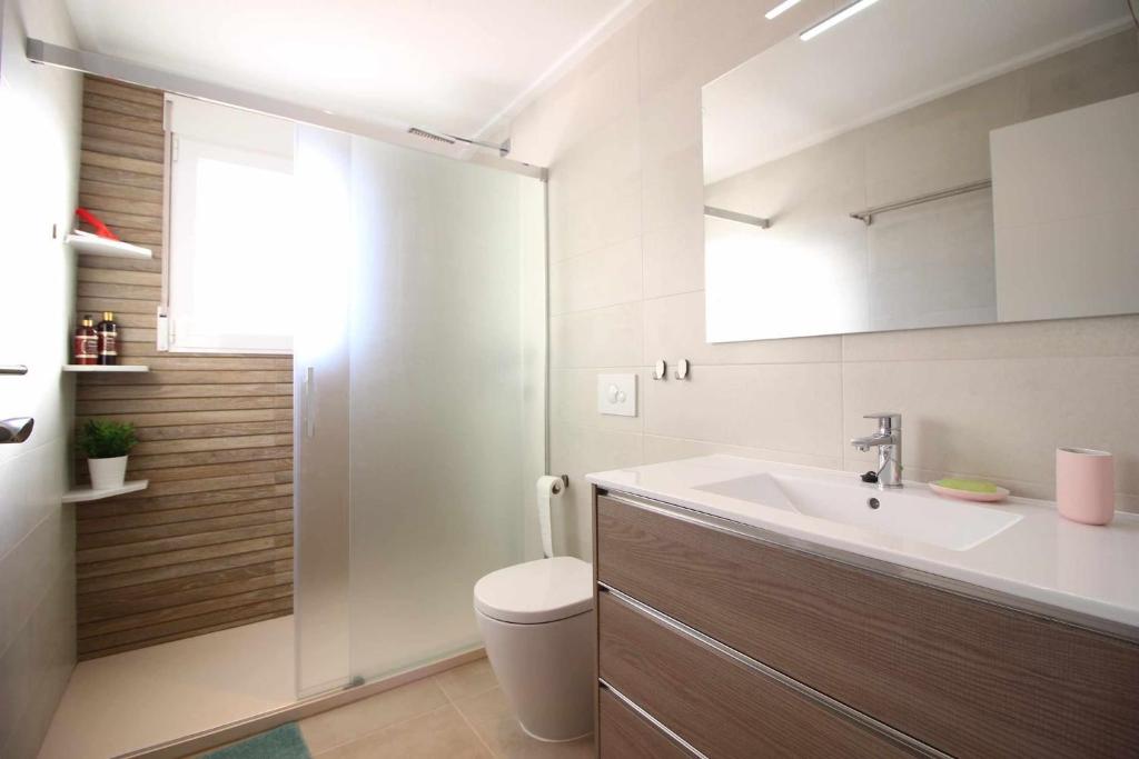 Koupelna v ubytování Duplex campoamor heated pool