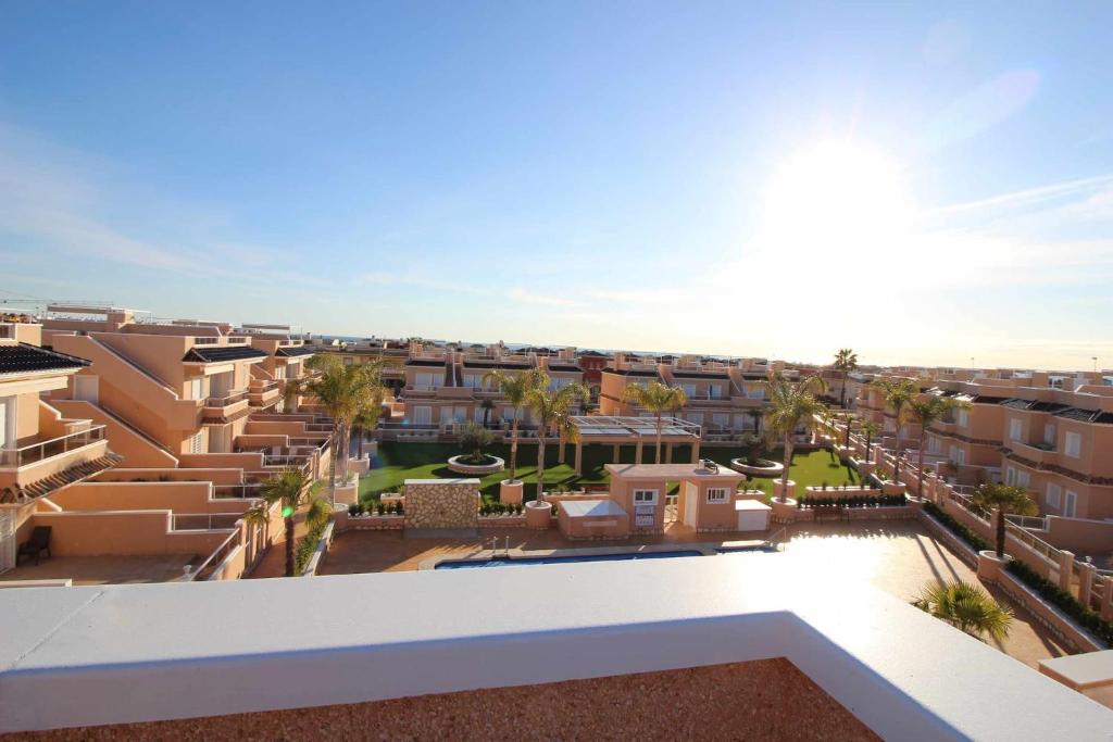 Nespecifikovaný výhled na destinaci Campoamor nebo výhled na město při pohledu z prázdninového domu