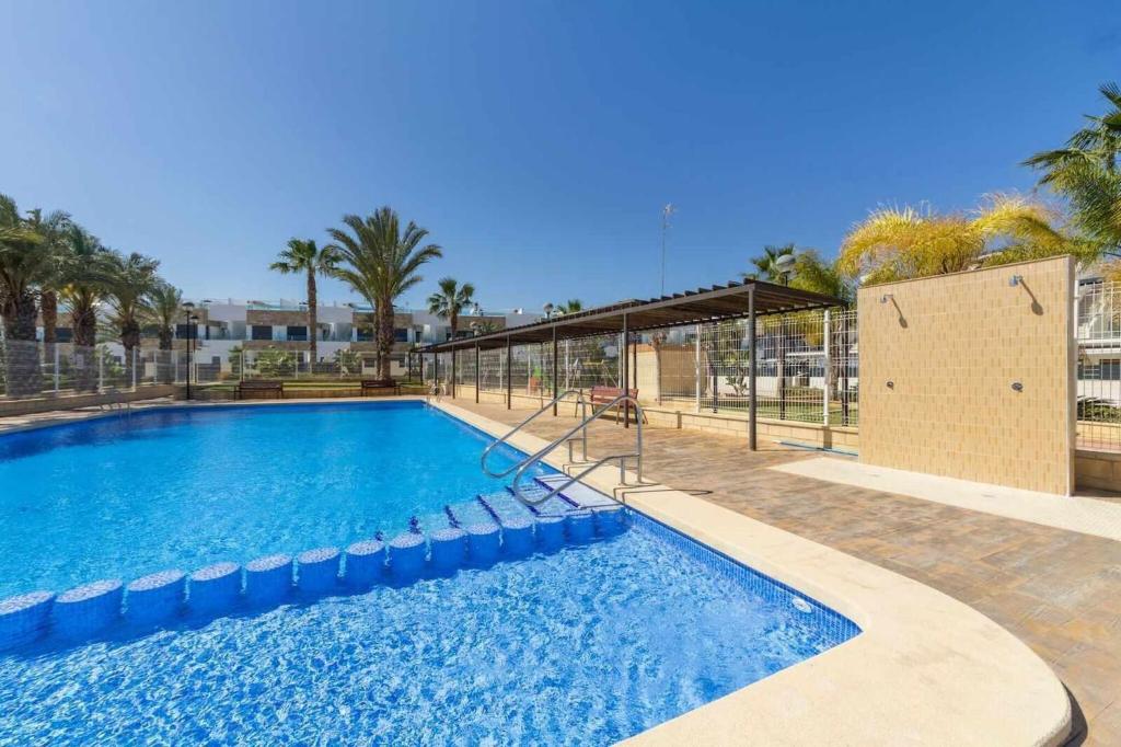 Bazén v ubytování Duplex campoamor heated pool nebo v jeho okolí