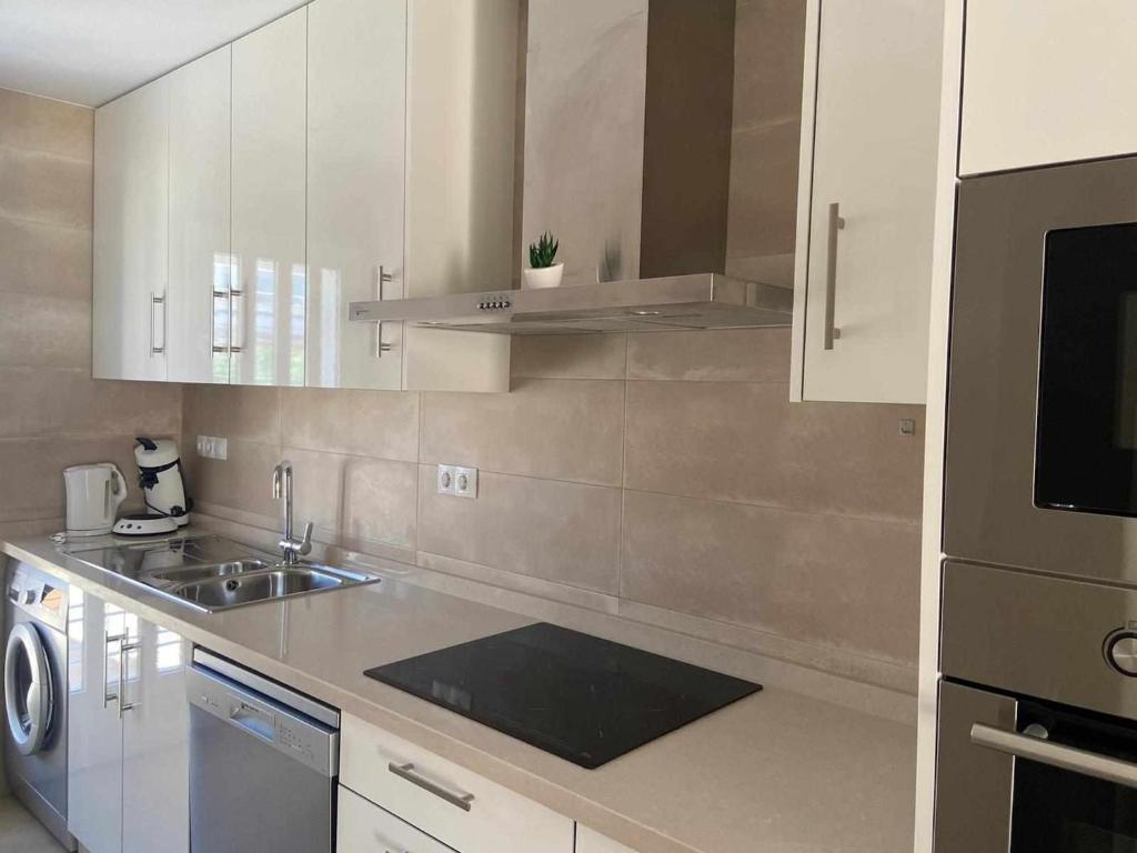 Kuchyň nebo kuchyňský kout v ubytování Duplex campoamor heated pool