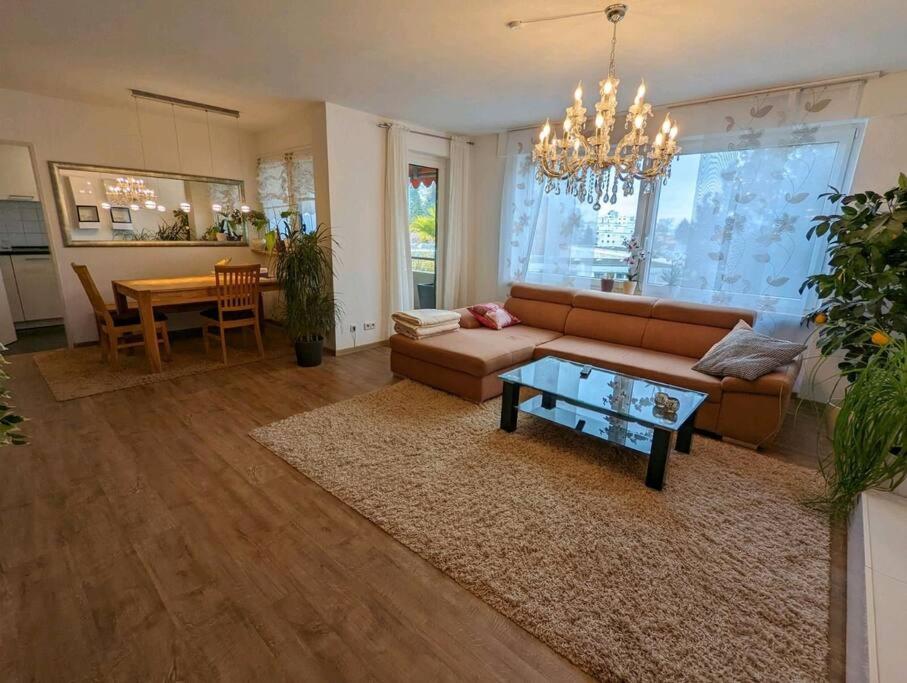 sala de estar con sofá y mesa en Kuschelnest 'Seebrise' mit Parkplatz en Überlingen