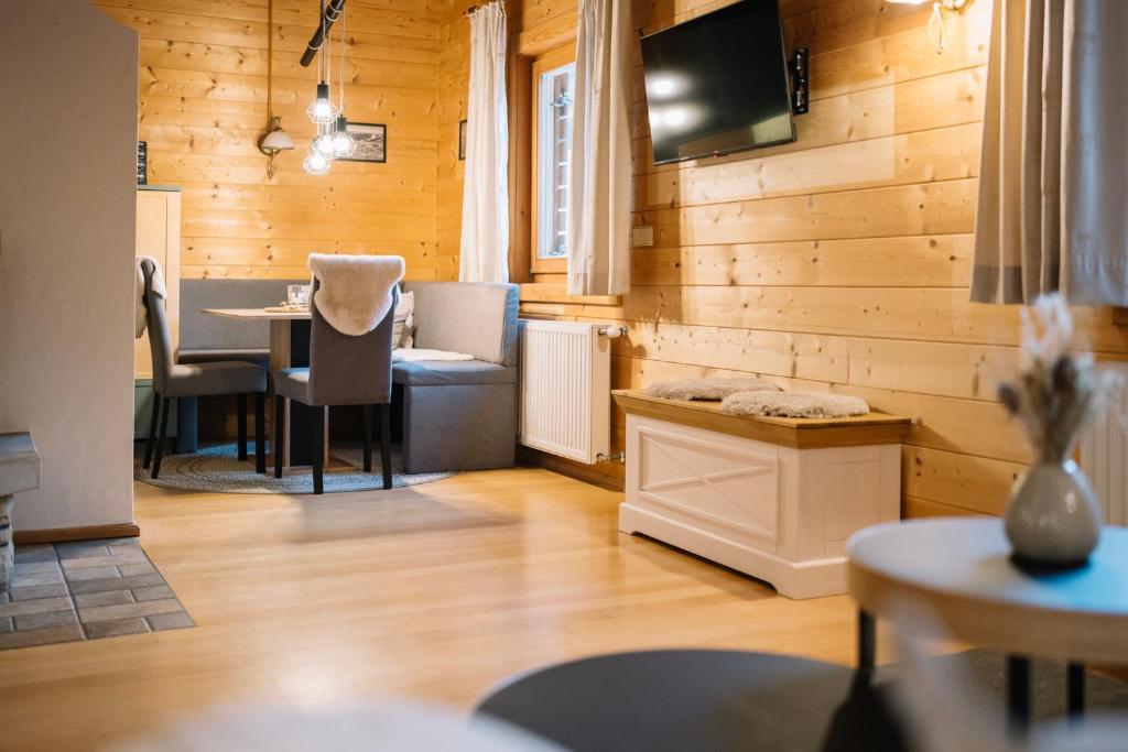 TV a/nebo společenská místnost v ubytování Steinnock Chalet