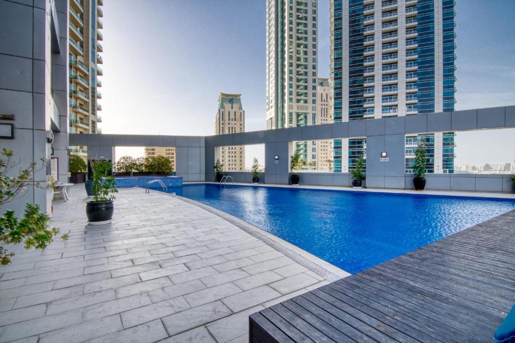 Bazén v ubytování JBR Beach & Marina Walk I Ain Dubai view I 1 BDR nebo v jeho okolí