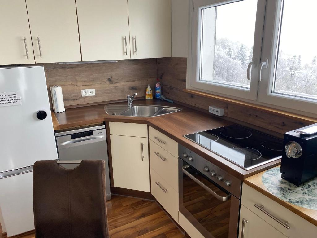 Kuchyň nebo kuchyňský kout v ubytování FeWo Panoramablick mit Pool und Sauna inklusive
