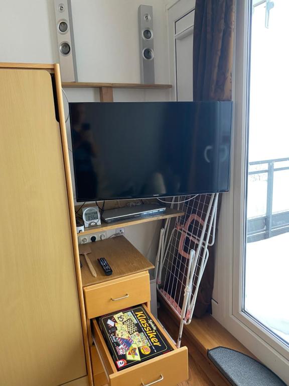 TV a/nebo společenská místnost v ubytování FeWo Panoramablick mit Pool und Sauna inklusive