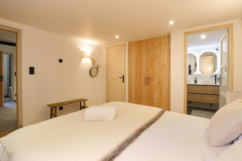 Postel nebo postele na pokoji v ubytování Chalet Béchar - 10pax - 155m2 Rénové - Sauna - Jacuzzi - Vues sur le Massif du Mont-Blanc