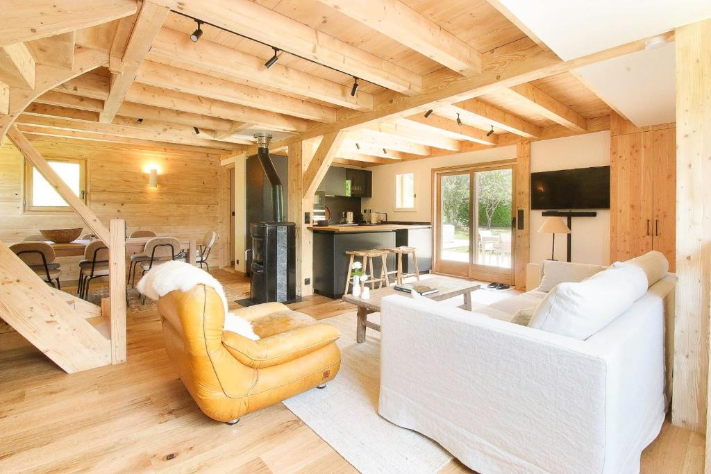 TV a/nebo společenská místnost v ubytování Chalet Béchar - 10pax - 155m2 Rénové - Sauna - Jacuzzi - Vues sur le Massif du Mont-Blanc