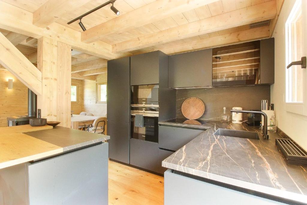 Kuchyň nebo kuchyňský kout v ubytování Chalet Béchar - 10pax - 155m2 Rénové - Sauna - Jacuzzi - Vues sur le Massif du Mont-Blanc