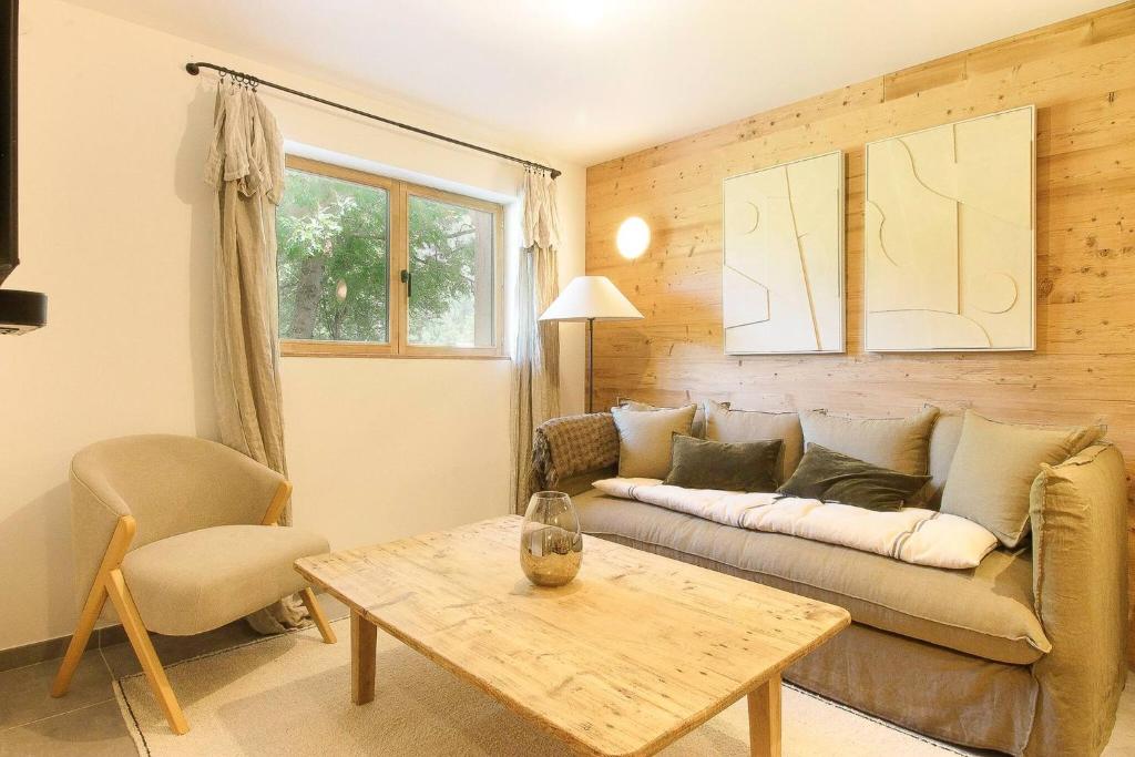 Posezení v ubytování Chalet Béchar - 10pax - 155m2 Rénové - Sauna - Jacuzzi - Vues sur le Massif du Mont-Blanc