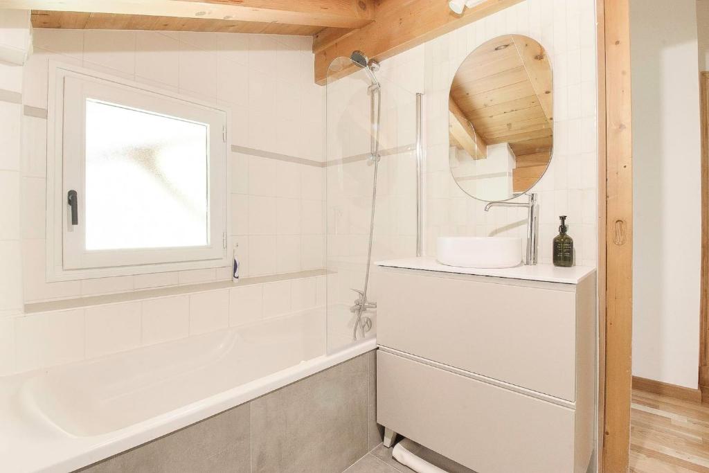 Koupelna v ubytování Chalet Béchar - 10pax - 155m2 Rénové - Sauna - Jacuzzi - Vues sur le Massif du Mont-Blanc