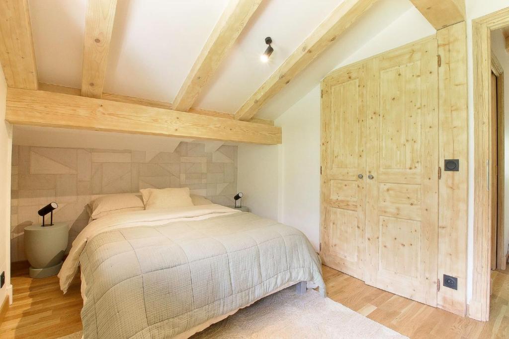 Postel nebo postele na pokoji v ubytování Chalet Béchar - 10pax - 155m2 Rénové - Sauna - Jacuzzi - Vues sur le Massif du Mont-Blanc