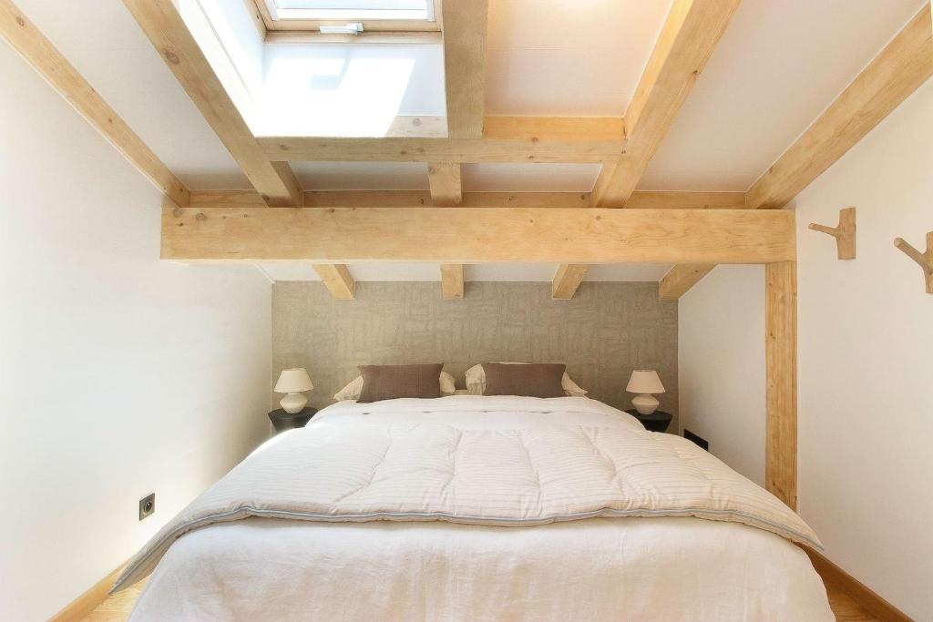 Postel nebo postele na pokoji v ubytování Chalet Béchar - 10pax - 155m2 Rénové - Sauna - Jacuzzi - Vues sur le Massif du Mont-Blanc