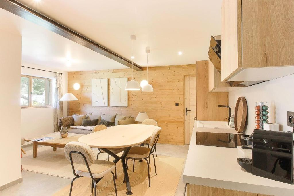 Kuchyň nebo kuchyňský kout v ubytování Chalet Béchar - 10pax - 155m2 Rénové - Sauna - Jacuzzi - Vues sur le Massif du Mont-Blanc