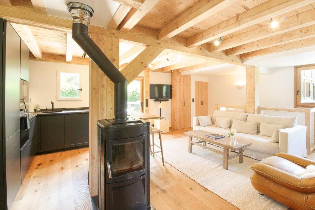 TV a/nebo společenská místnost v ubytování Chalet Béchar - 10pax - 155m2 Rénové - Sauna - Jacuzzi - Vues sur le Massif du Mont-Blanc