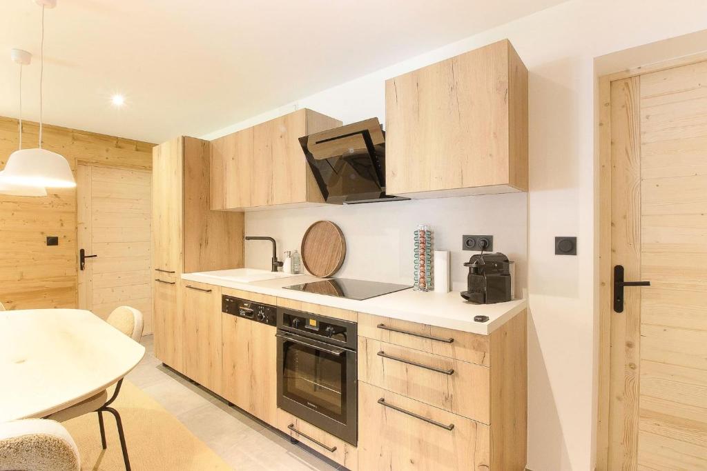 Kuchyň nebo kuchyňský kout v ubytování Chalet Béchar - 10pax - 155m2 Rénové - Sauna - Jacuzzi - Vues sur le Massif du Mont-Blanc