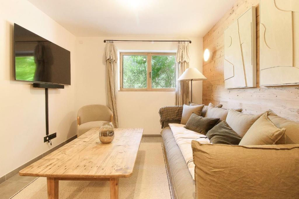 TV a/nebo společenská místnost v ubytování Chalet Béchar - 10pax - 155m2 Rénové - Sauna - Jacuzzi - Vues sur le Massif du Mont-Blanc