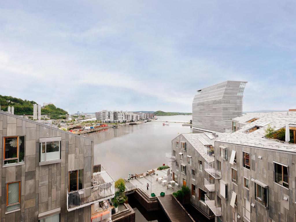 une vue sur une rivière située entre deux bâtiments dans l'établissement Fully serviced apartment with spectacular views towards the Munch Museum, à Oslo