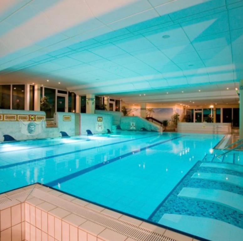 Bazén v ubytování FeWo Panoramablick mit Pool und Sauna inklusive nebo v jeho okolí