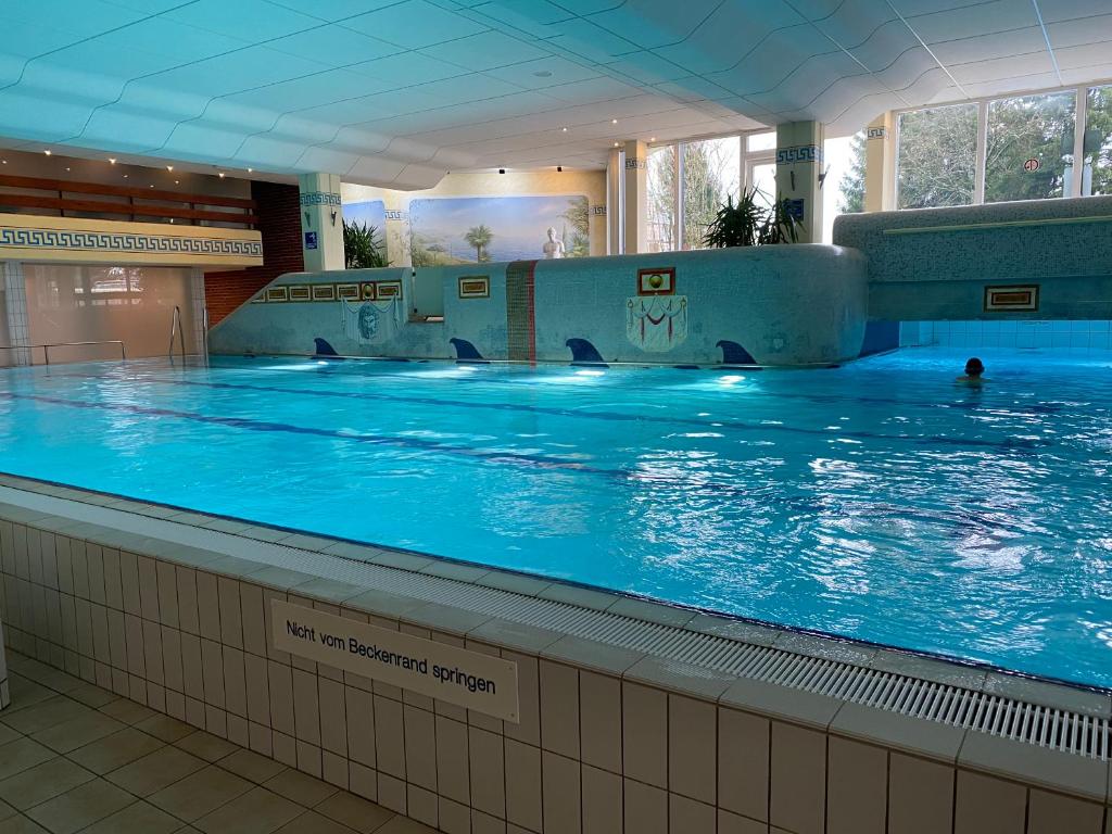Bazén v ubytování FeWo Panoramablick mit Pool und Sauna inklusive nebo v jeho okolí