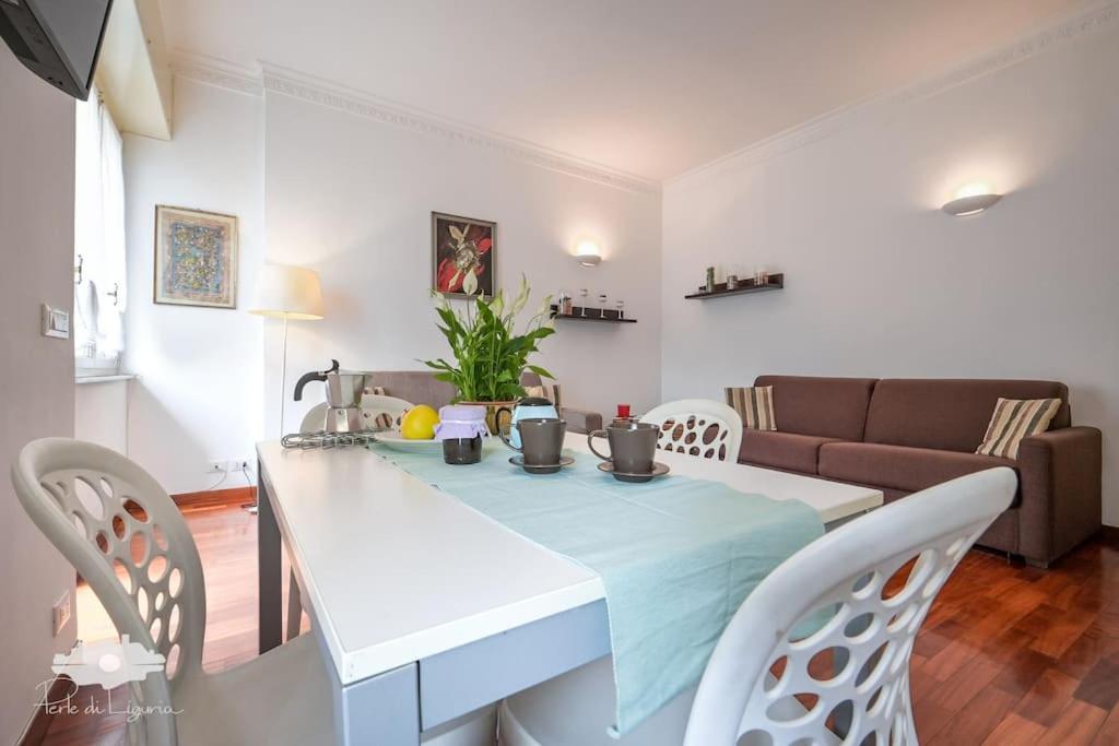 uma cozinha e sala de estar com mesa e cadeiras em UNA FINESTRA SUL MARE em Génova