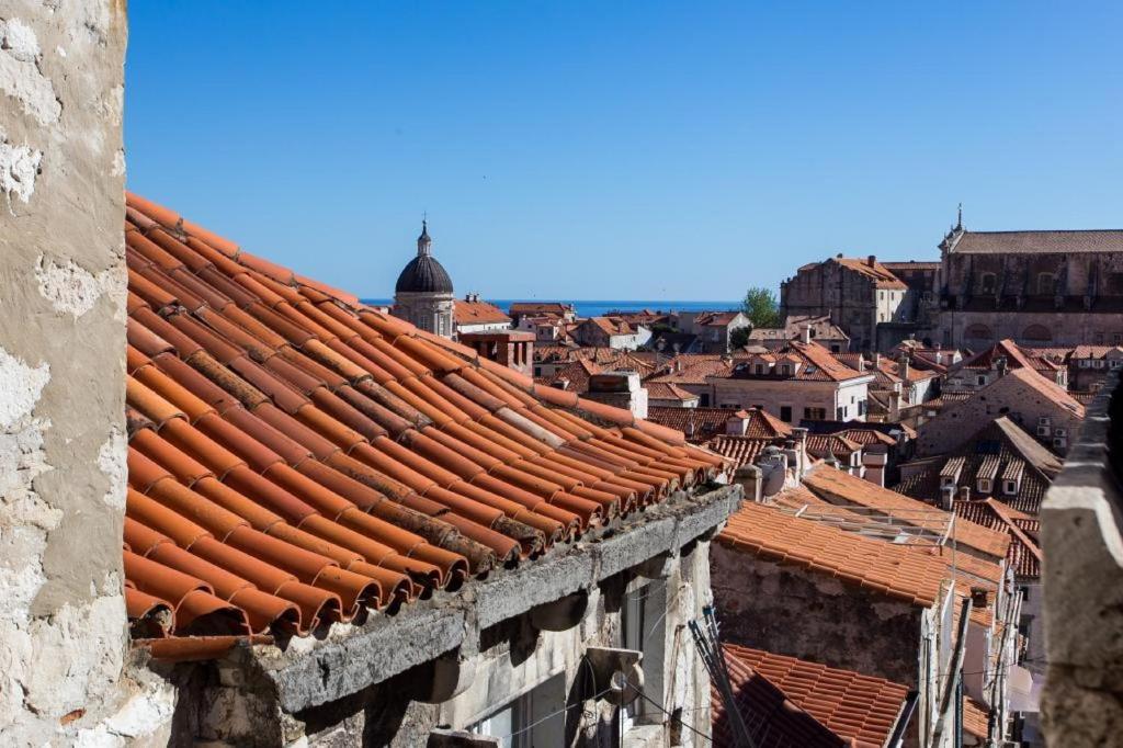uma vista sobre os telhados de uma cidade em Apartments Bottega em Dubrovnik