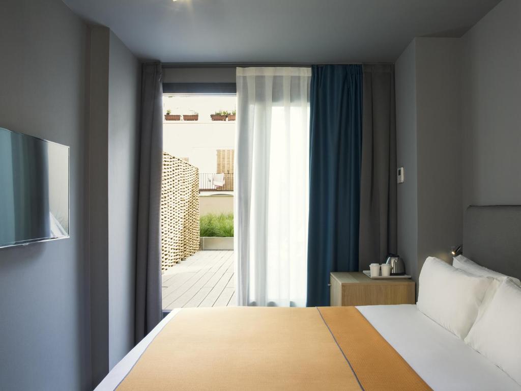 Postel nebo postele na pokoji v ubytování Yurbban Trafalgar Hotel