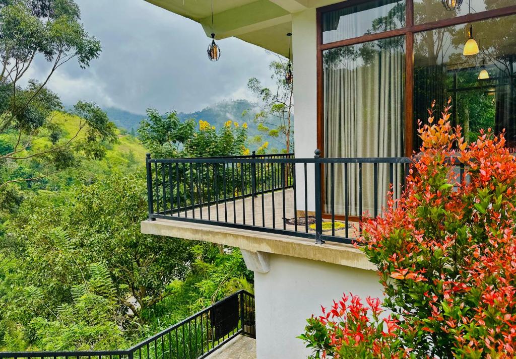 een balkon van een huis met uitzicht op de bergen bij Ella Family House in Ella