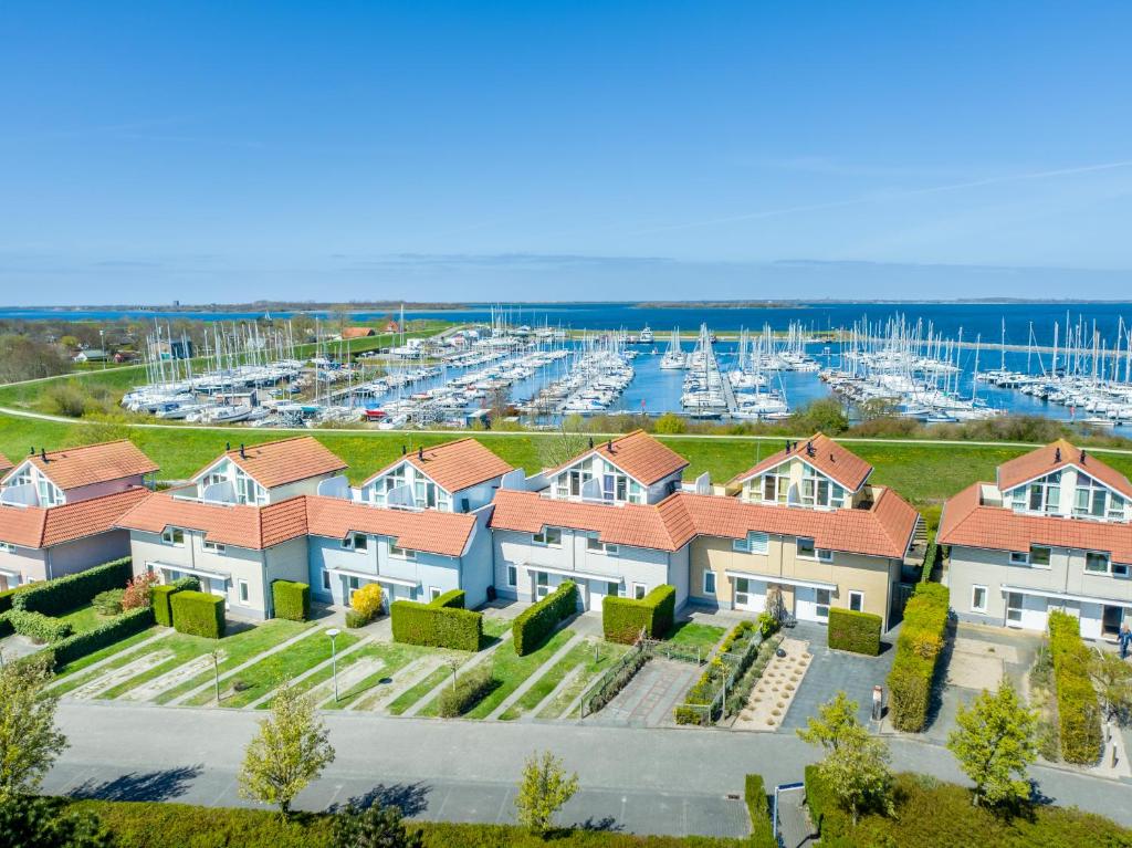 una vista aérea de una fila de casas con puerto deportivo en Summio Parc Port Greve, en Brouwershaven