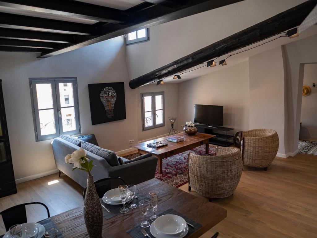 un salon avec une table et des chaises dans l'établissement LOFT NID DOUILLET, à LʼIsle-sur-la-Sorgue