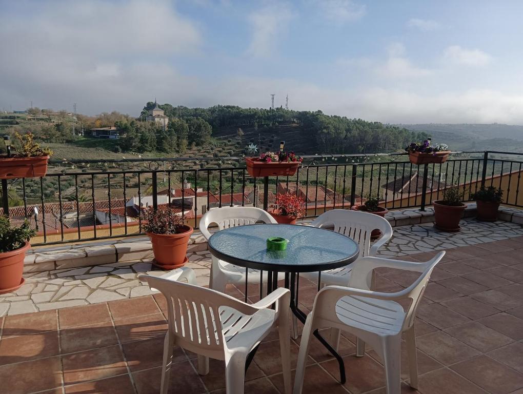 a patio with a table and chairs on a balcony at Casa de la Abuela Pili in Colmenar de Oreja