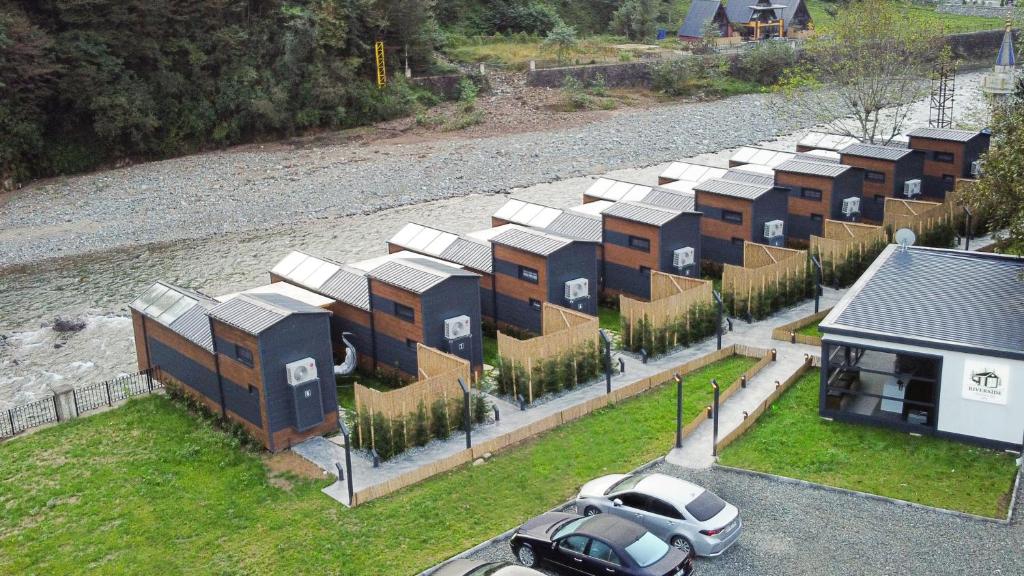 ÇamlıhemşinにあるRiver Side TinyHouseの車寄せの家並み
