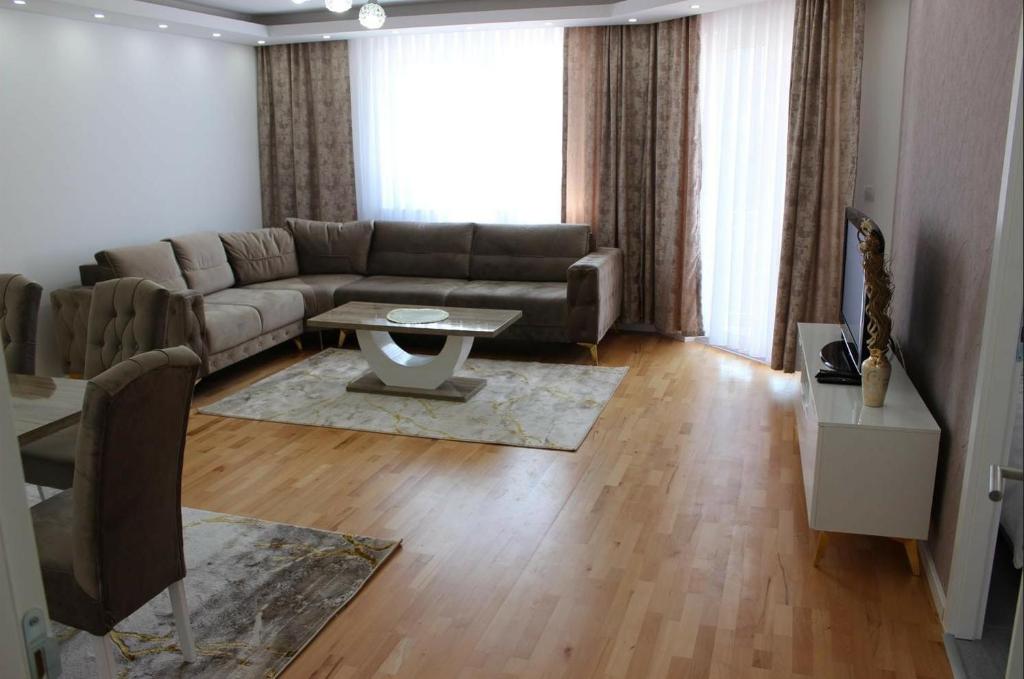 uma sala de estar com um sofá e uma mesa em Apartment Ilidza-SK 2 em Sarajevo