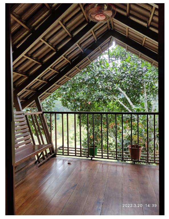 Balkón nebo terasa v ubytování Tree House Wayanad