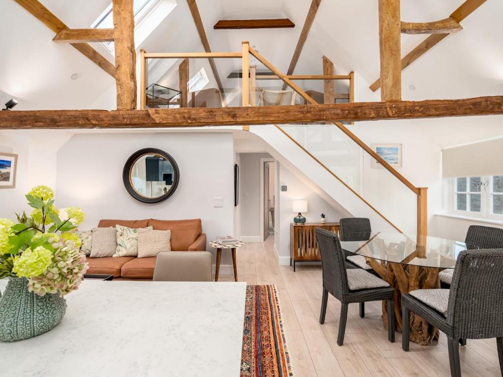 Pass the Keys Converted Hop House Apt - Old Amersham - Chilterns في أميرشام: غرفة معيشة مع أريكة وطاولة