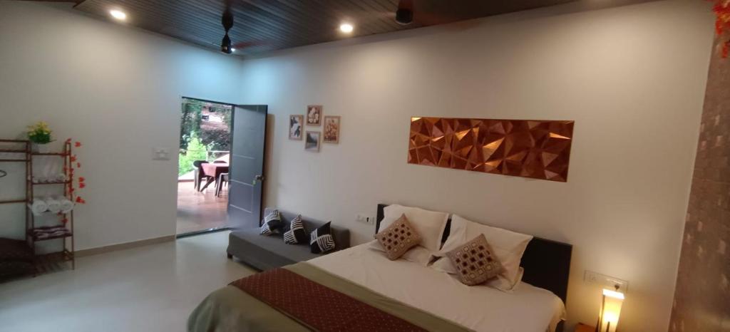 1 dormitorio con 1 cama y puerta corredera de cristal en Walawal Bliss Farm Stay, en Vālāval