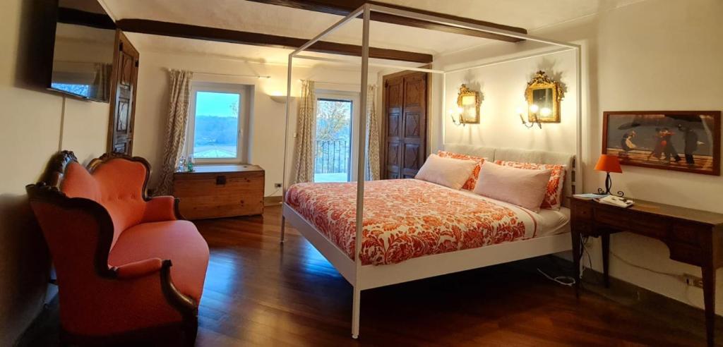 1 dormitorio con cama con dosel y escritorio en Villino Ca' Bianca, vicino ad ALBA, tre camere da letto, sollevatori aerei, intera proprietà, en Monteu Roero