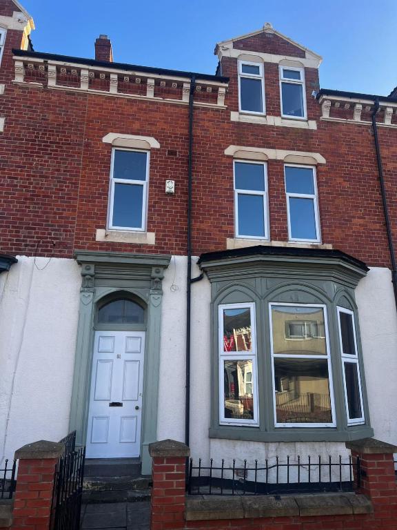 Casa de ladrillo con puerta blanca y ventanas en Serendipity By Habitat101, en Middlesbrough