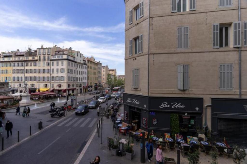 Une rue urbaine animée avec des gens qui marchent sur le trottoir dans l'établissement 1BRE - Splendide appartement Vieux-Port, à Marseille