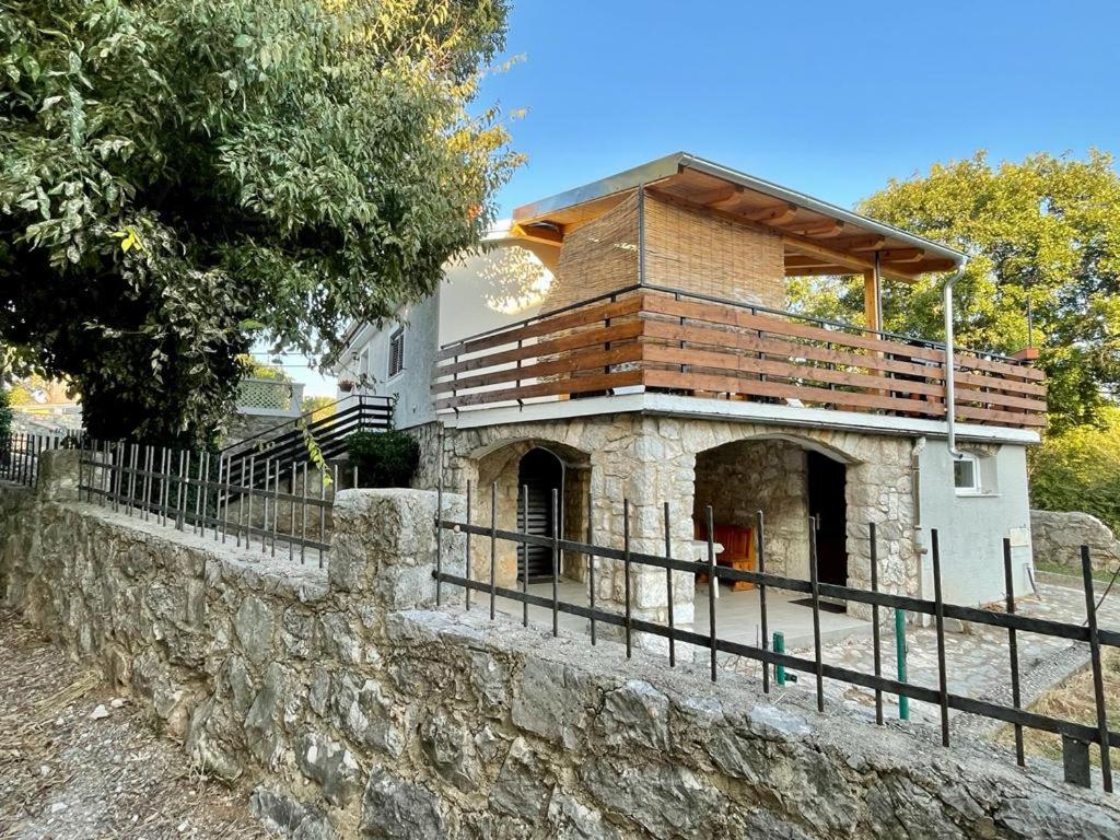 un edificio con tetto in legno in cima a un muro di pietra di Villa Si'Seta a Krk