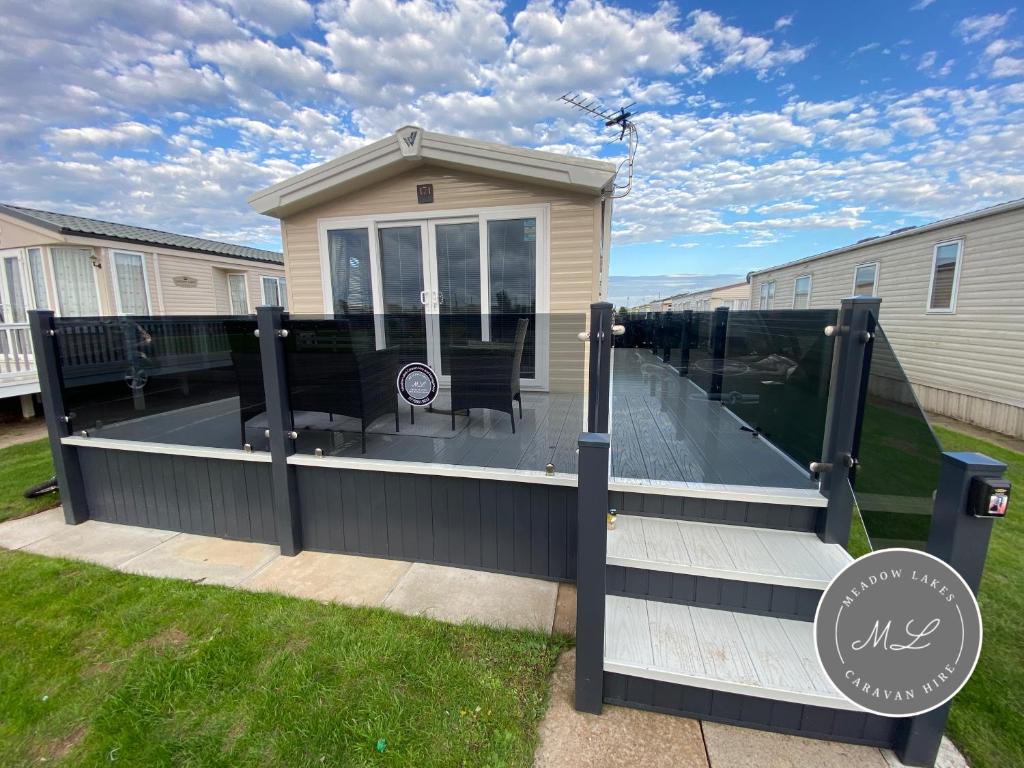 En balkon eller terrasse på Meadow View 171 - Golden Palm - Central heating, WiFi, pet friendly, bed linen - Meadow Lakes Caravan & Lodge Hire