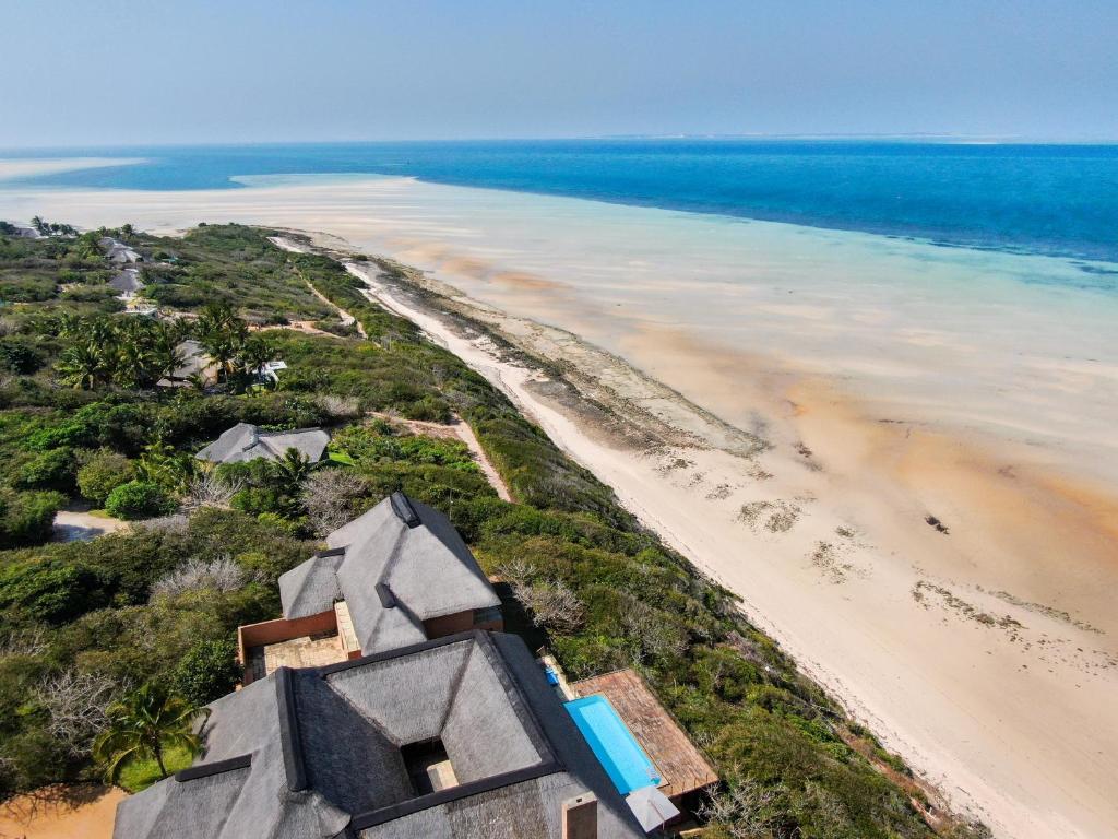 una vista aérea de una playa junto al océano en Collection Luxury Accommodation: Quinta Do Sol, Vilanculos, Mozambique, en Vilanculos