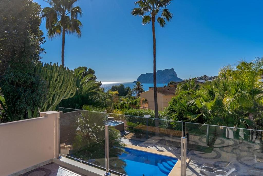 una vista dal balcone di una casa con piscina di Fustera Villa El Salvador a Benissa