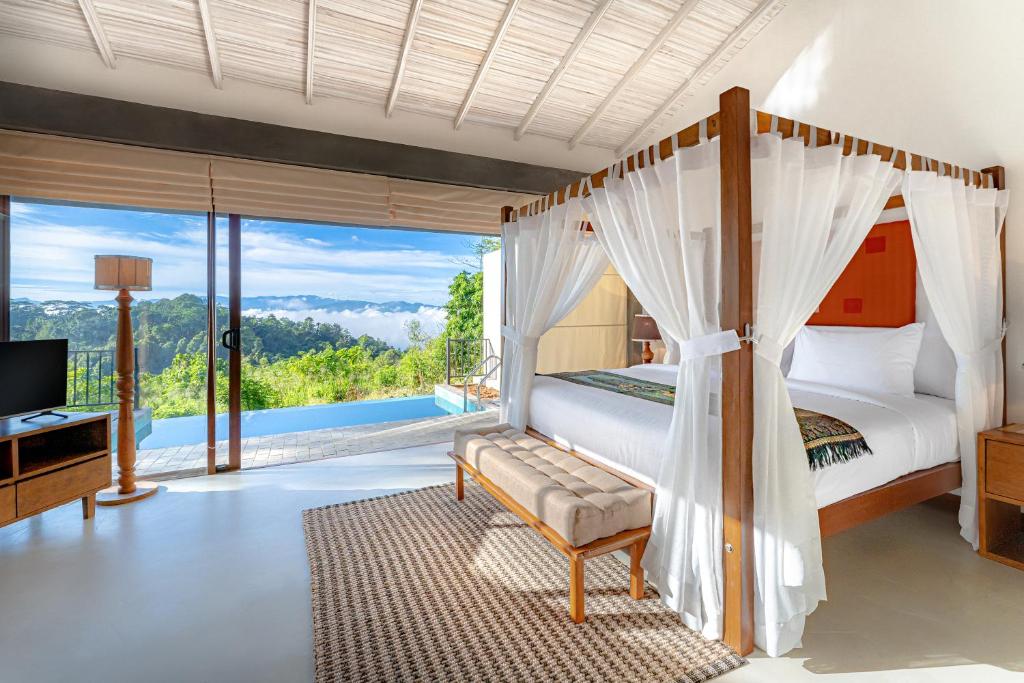 Schlafzimmer mit einem Bett, einem TV und einem Balkon in der Unterkunft Celestial Hills - Villas & Suites by The Clarks in Kandy