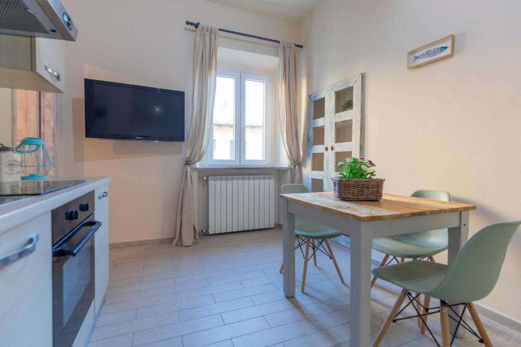 a kitchen with a table and chairs in a kitchen at L'acciughina in Portoferraio